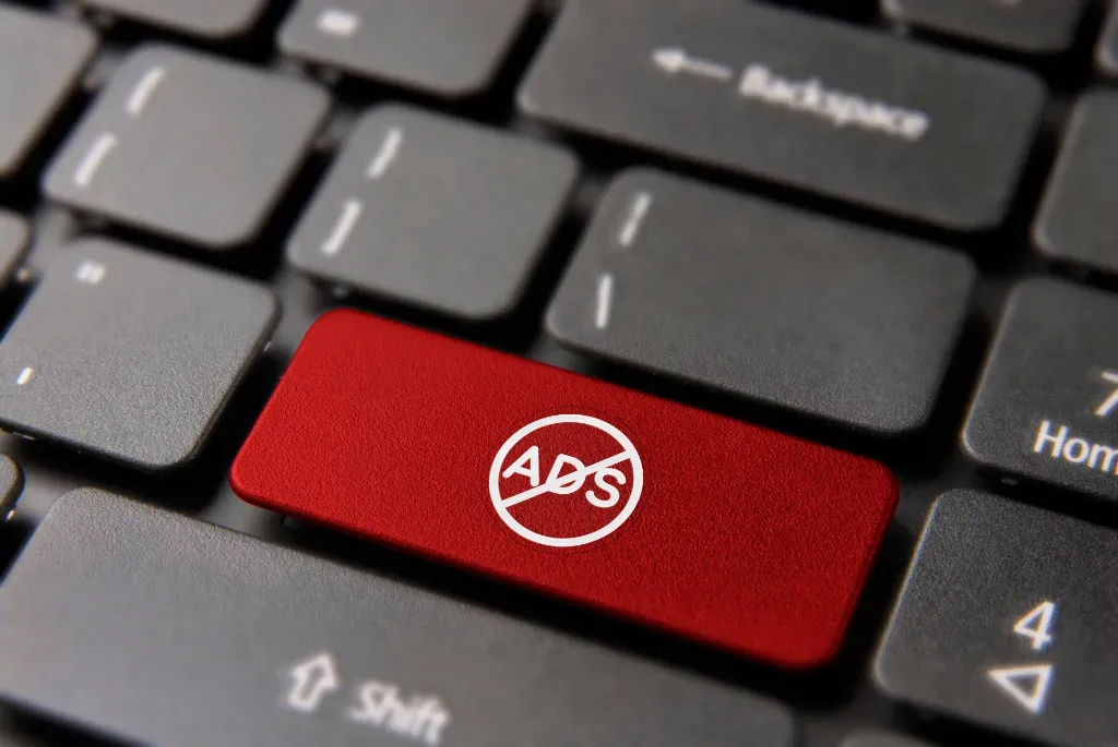 Na czarnej klawiaturze ze standardowymi klawiszami wyróżnia się jeden przycisk. Jest czerwony i znajduje się na nim symbol, który oznacza blokowanie reklam.