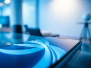 Dwa futurystyczne mikroprocesory z podświetleniem, symbolizujące rywalizację między technologiami Snapdragon i MediaTek.