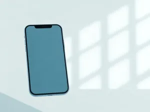Smartfon na drewnianym biurku z powiadomieniami z mediów społecznościowych, symbolizujący cyfrowe przebodźcowanie.