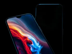 Monitor gamingowy wyświetlający nasycony krajobraz fantasy, prezentujący głębię kontrastu i żywe kolory technologii HDR.
