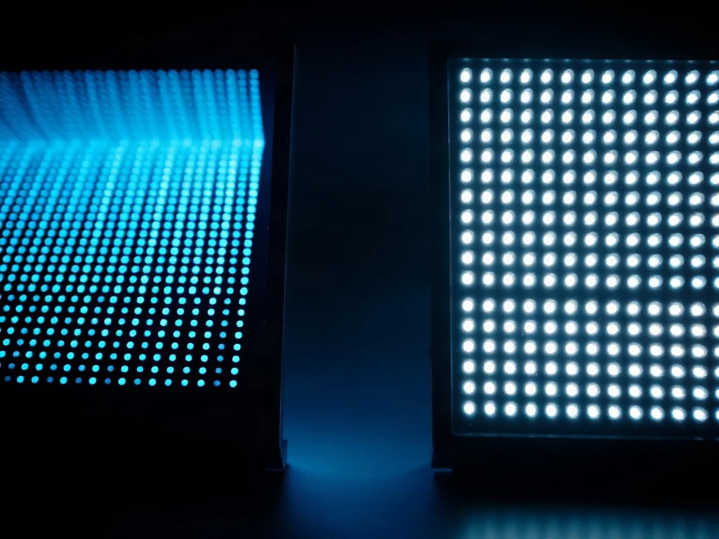 Porównanie technologii podświetlenia ekranów: gęsto rozmieszczone diody Mini LED obok większych diod Direct LED.