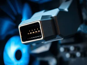 Wnętrze nowoczesnego smartfona z miedzianymi rurkami cieplnymi i miniaturowym wentylatorem systemu chłodzenia aktywnego.