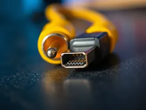 Smartfon na drewnianym biurku z wyświetloną cyfrową siecią neuronową, symbolizującą wpływ technologii na pracę mózgu.